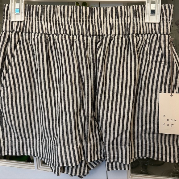 Shorts - Picture 2 of 3